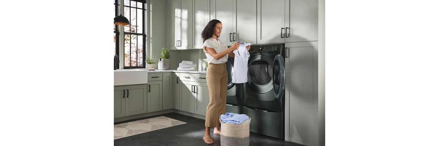 Electrolux ELFE773CAA 27 Inch Styler Steam And Steam Closet